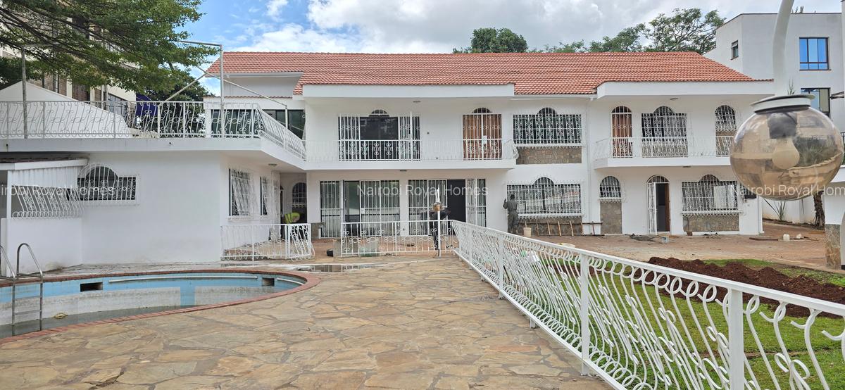 5 Bed House with En Suite at Lavington Green - 7