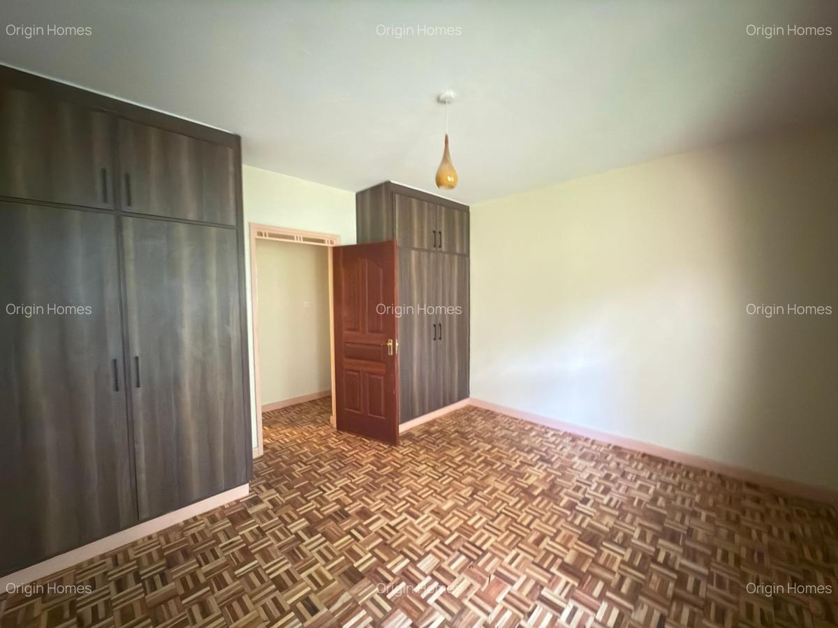 4 Bed House with En Suite in Lavington - 14