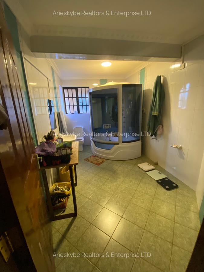 5 Bed Villa with En Suite in Runda - 11