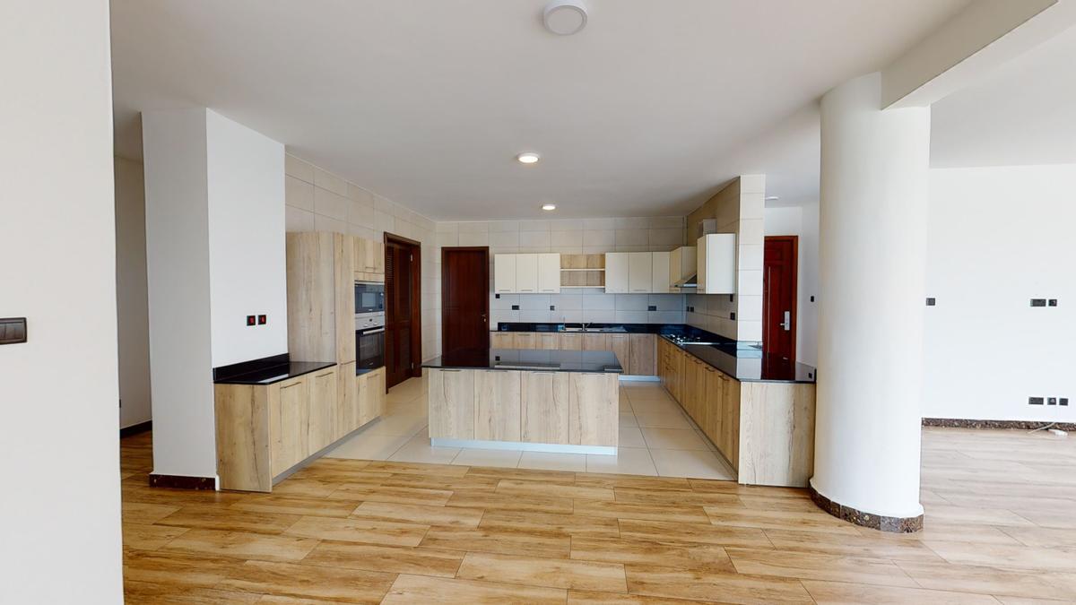 4 Bed Apartment with En Suite at Brookside - 20