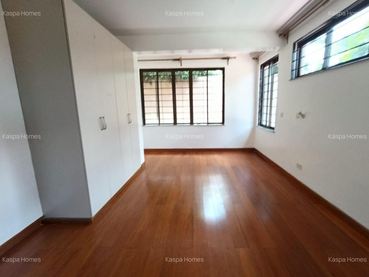 5 Bed House with En Suite in Lavington - 10