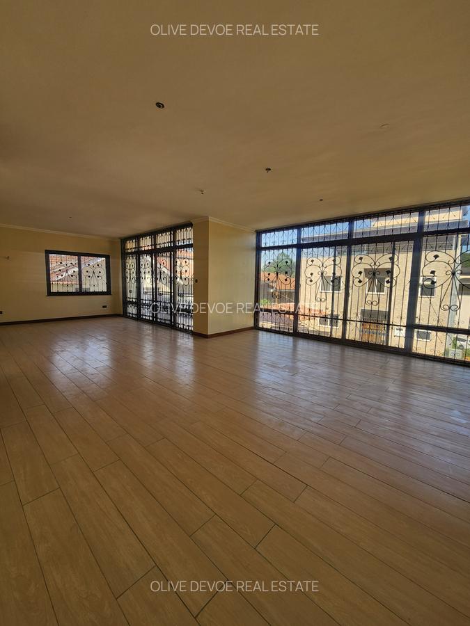 5 Bed Townhouse with En Suite in Lavington - 3