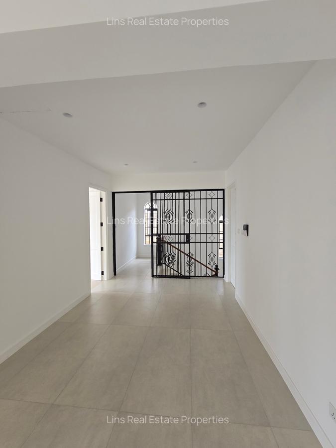 4 Bed Townhouse with En Suite in Brookside - 9