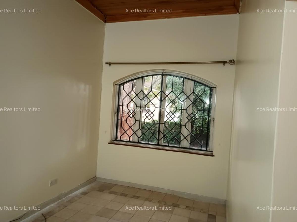 4 Bed Townhouse with En Suite at Hillview - 19