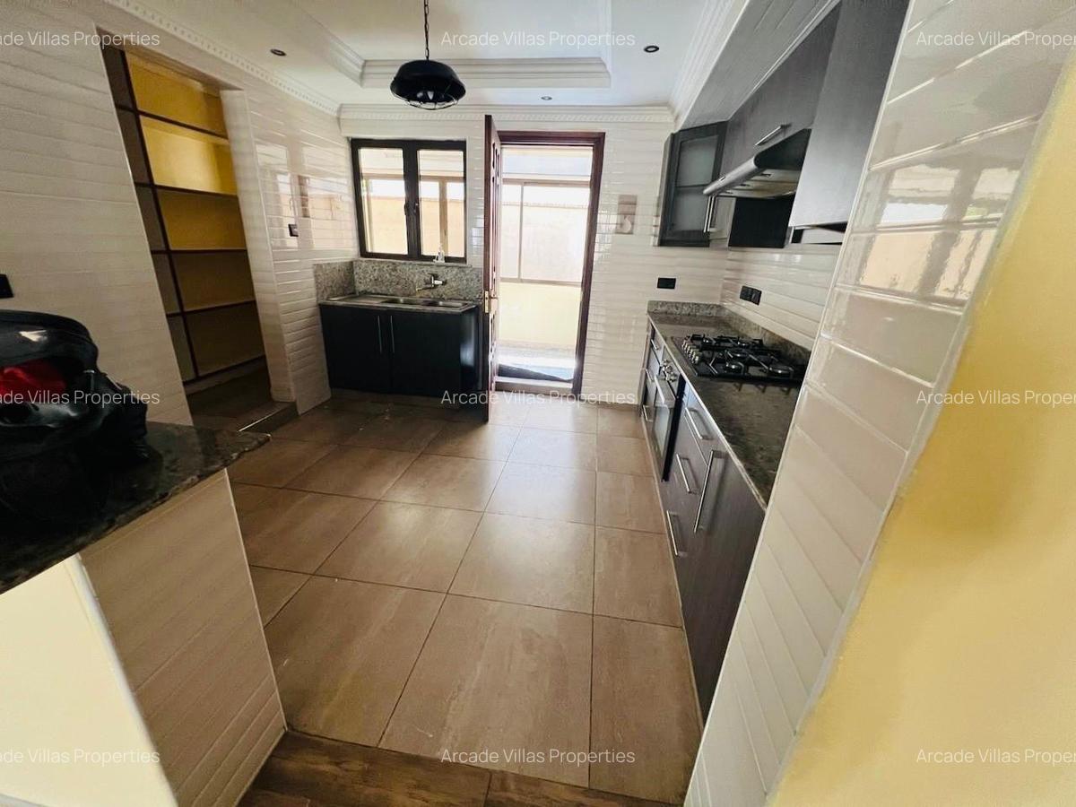 5 Bed Townhouse with En Suite in Lavington - 3