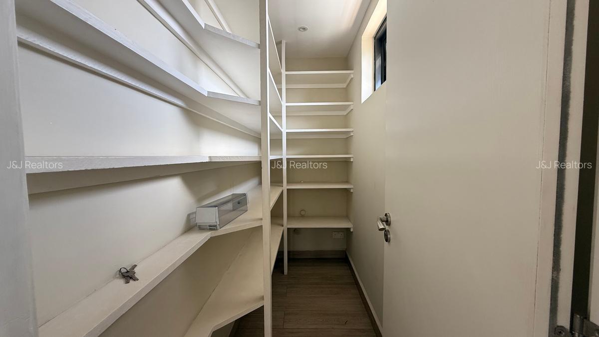 4 Bed Apartment with En Suite in Riverside - 13