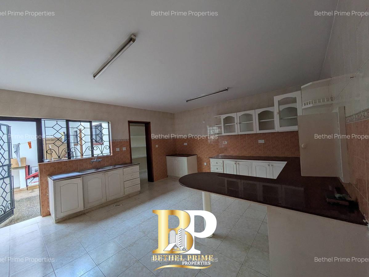 5 Bed Townhouse with En Suite in Spring Valley - 3