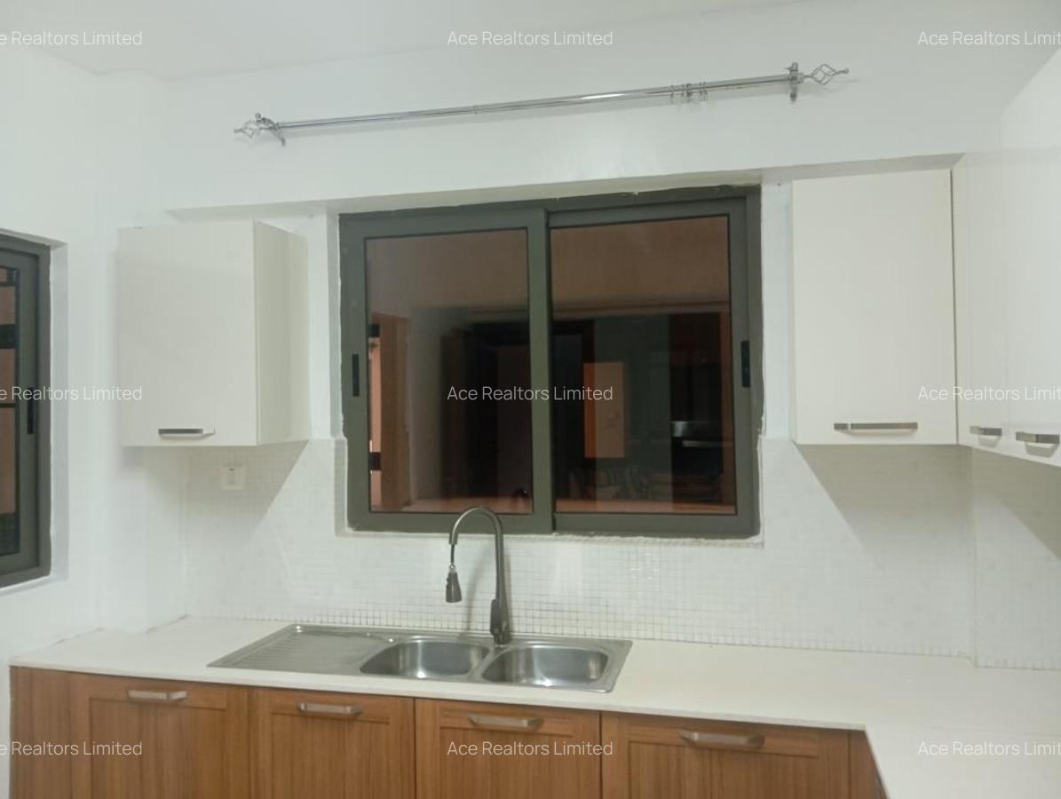 3 Bed Apartment with En Suite at Rose Avenue - 4