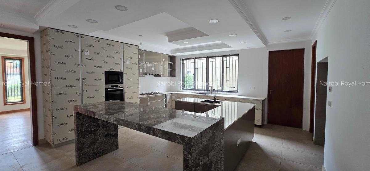 6 Bed House with En Suite at Lavington Green - 17