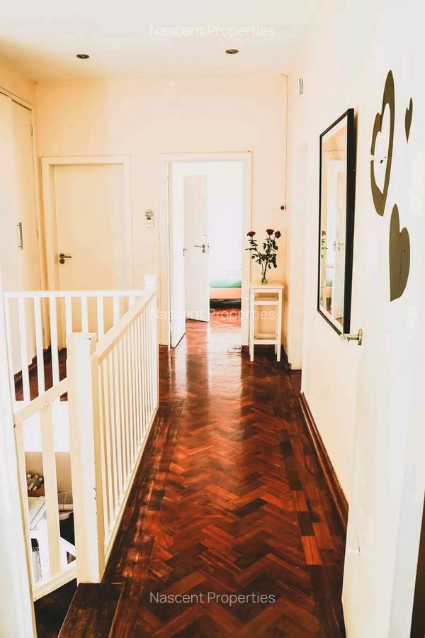 5 Bed House with En Suite in Ridgeways - 14