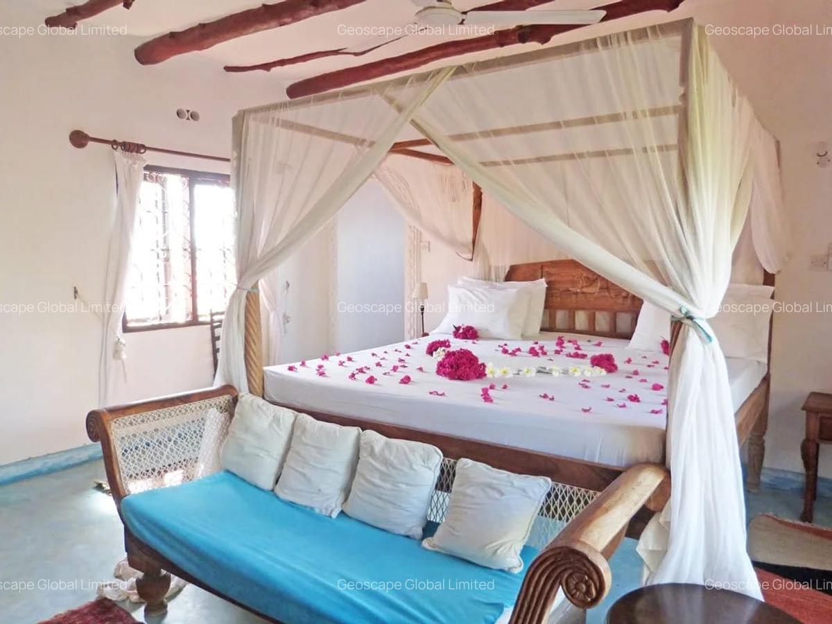5 Bed House with En Suite in Watamu - 11