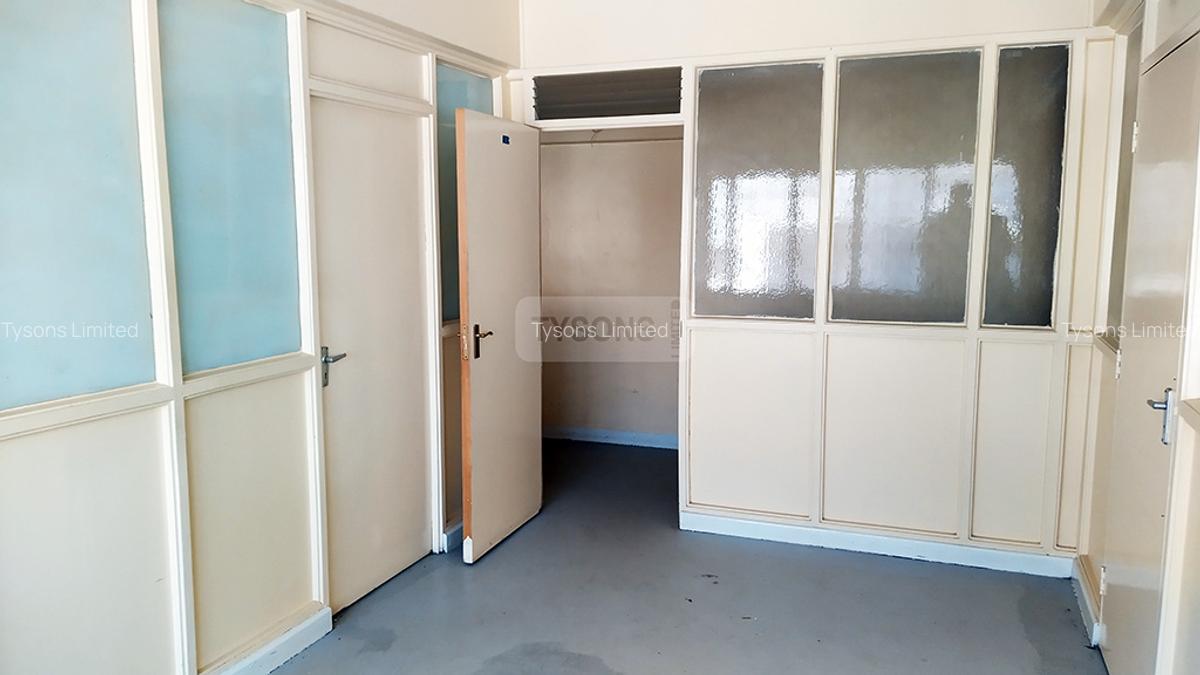 2,100 ft² Commercial Property in Industrial Area - 4