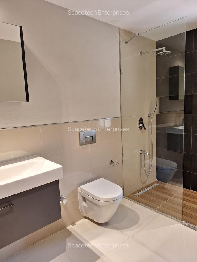 5 Bed House with En Suite in Runda - 16