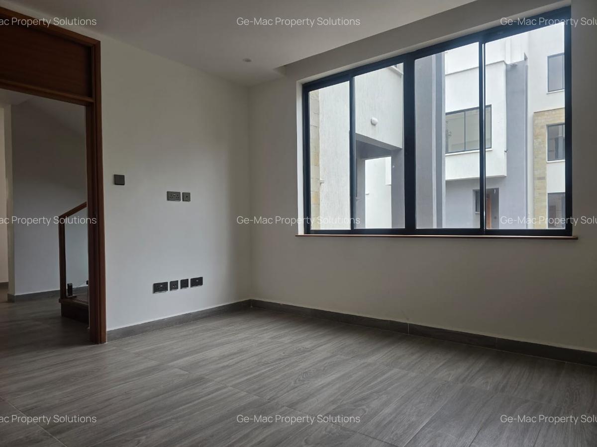 5 Bed House with En Suite in Lavington - 13