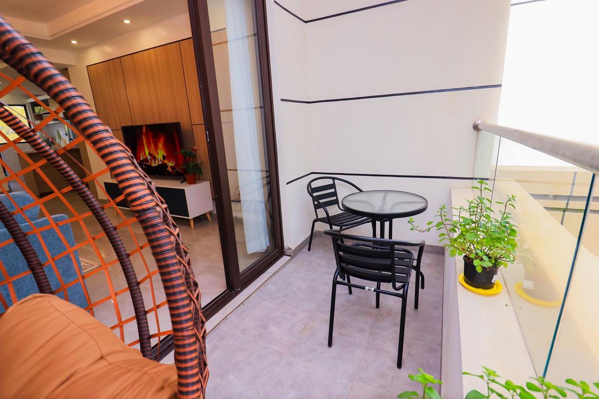 3 Bed Apartment with En Suite in Riverside - 3