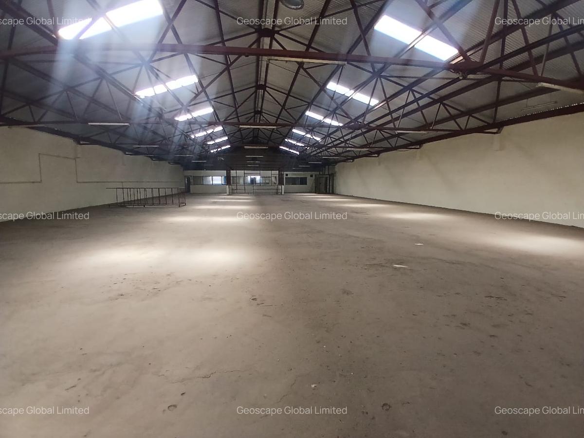 45,000 ft² Warehouse with Lift in Industrial Area - 6