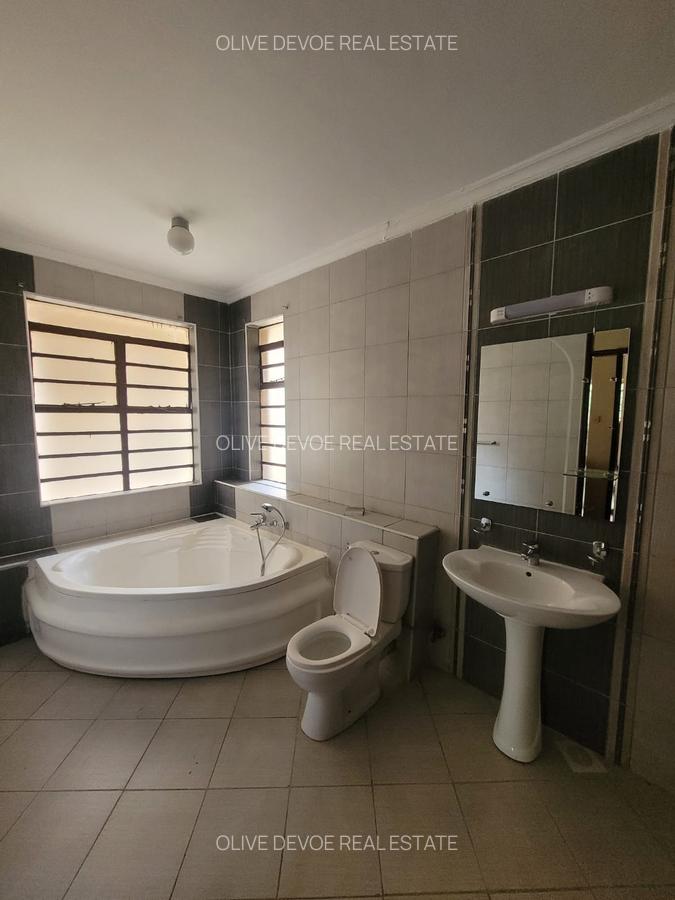 6 Bed Townhouse with En Suite in Lavington - 3