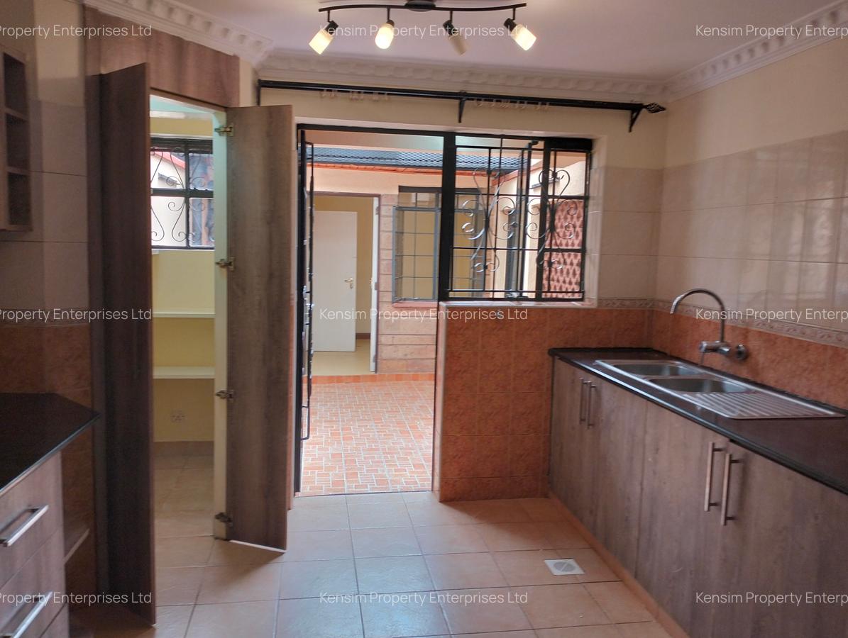 5 Bed Townhouse with En Suite in Lavington - 12