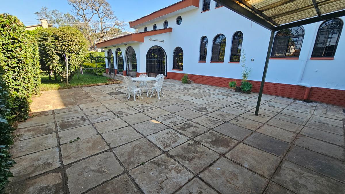 6 Bed House with En Suite at Lavington - 20