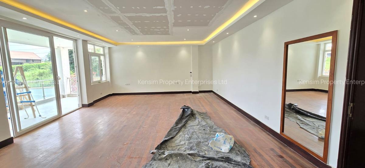 5 Bed House with En Suite in Runda - 12