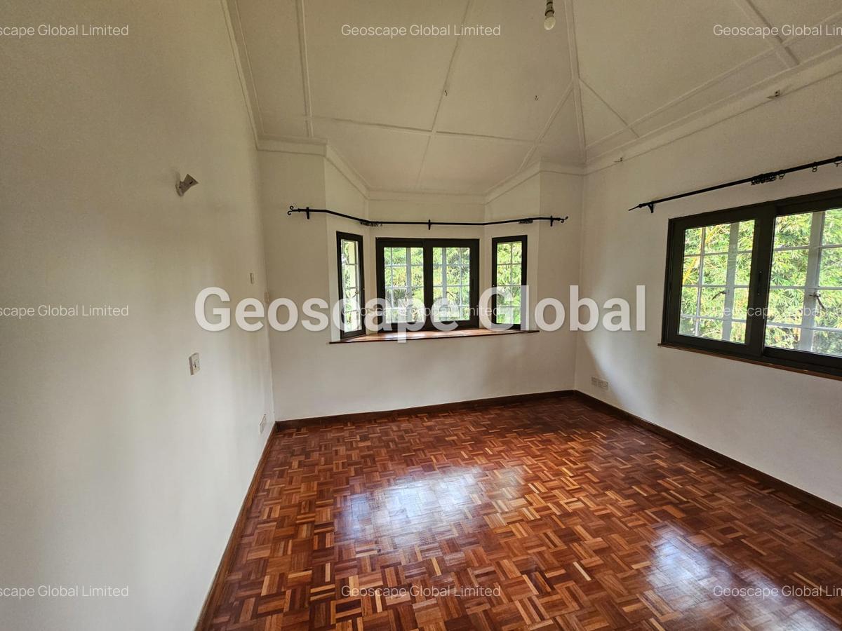 5 Bed House with En Suite in Rosslyn - 11