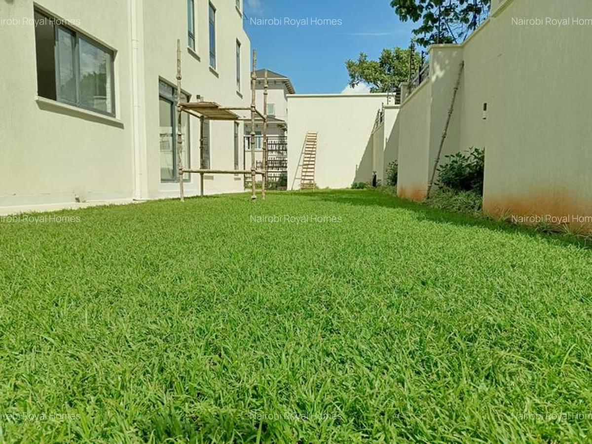 5 Bed Townhouse with En Suite at Lavington - 3