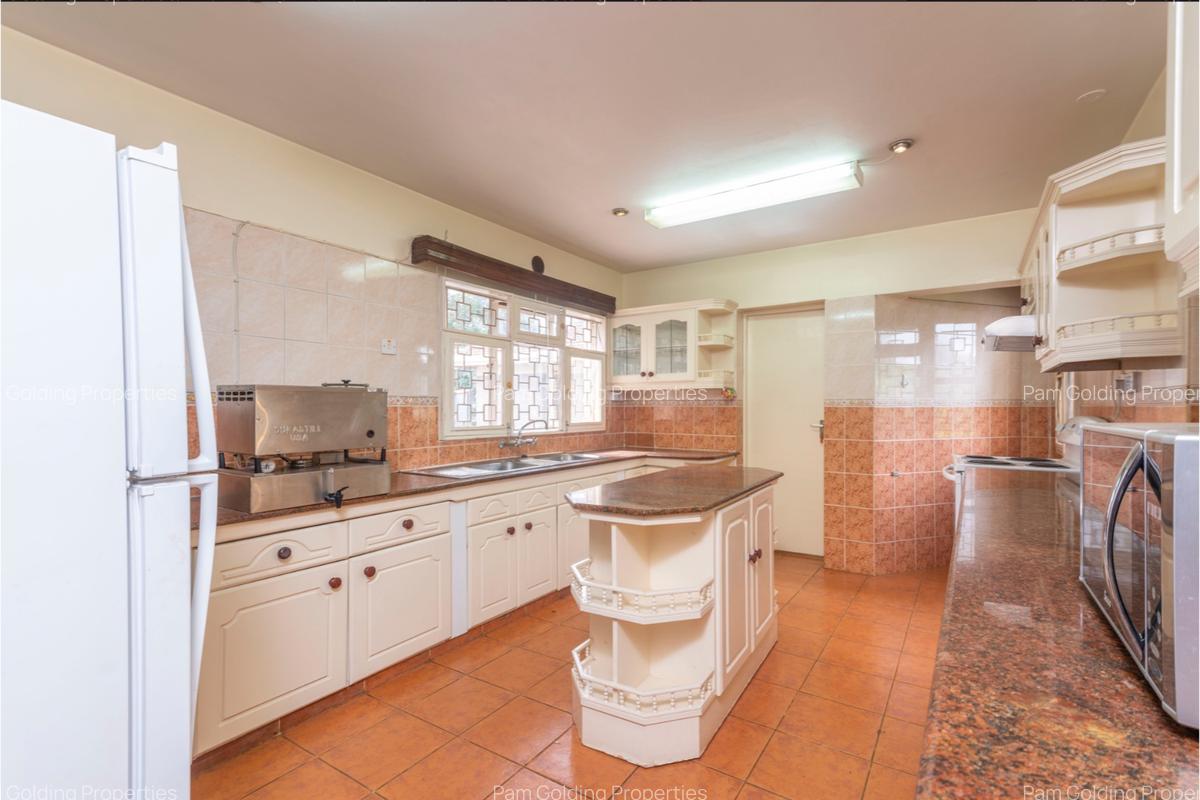 4 Bed House with En Suite in Runda - 9