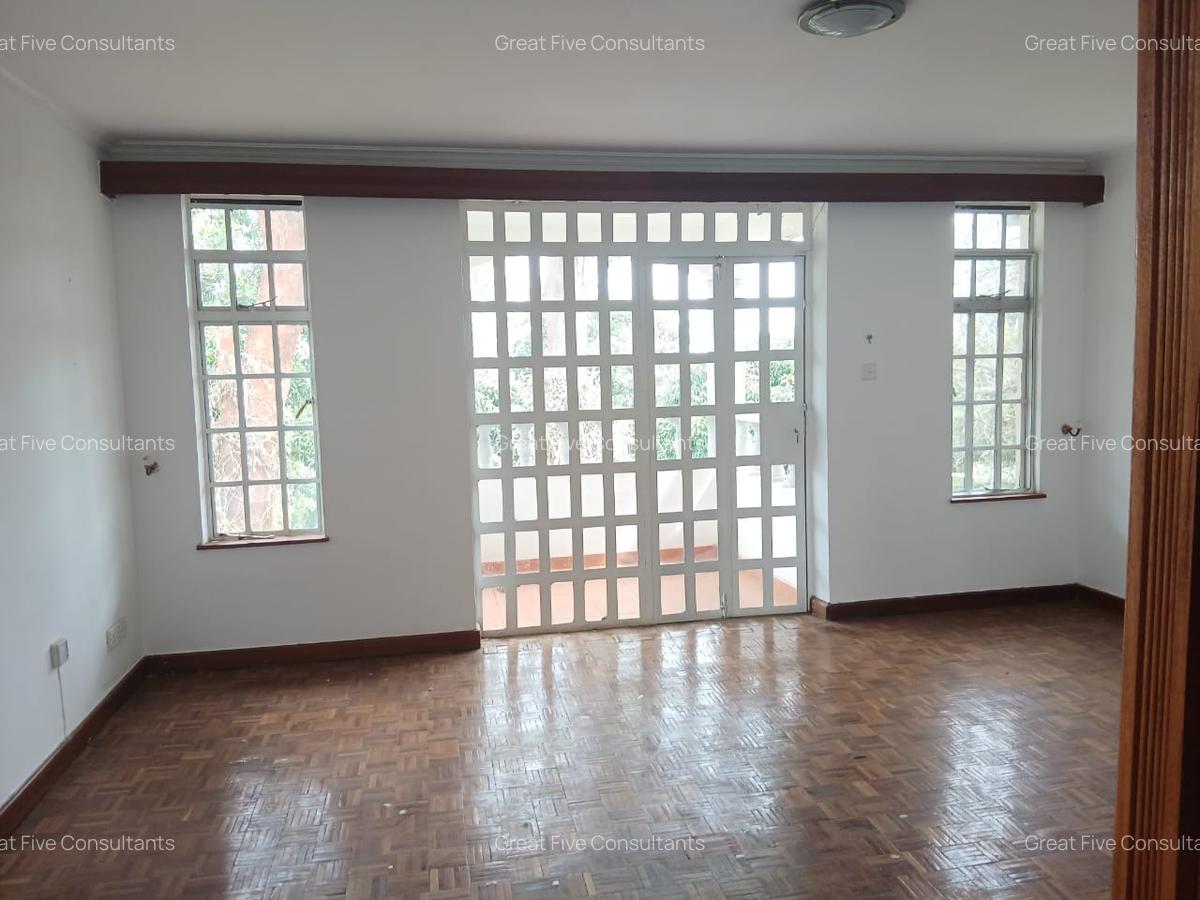 4 Bed Villa with En Suite in Redhill - 12