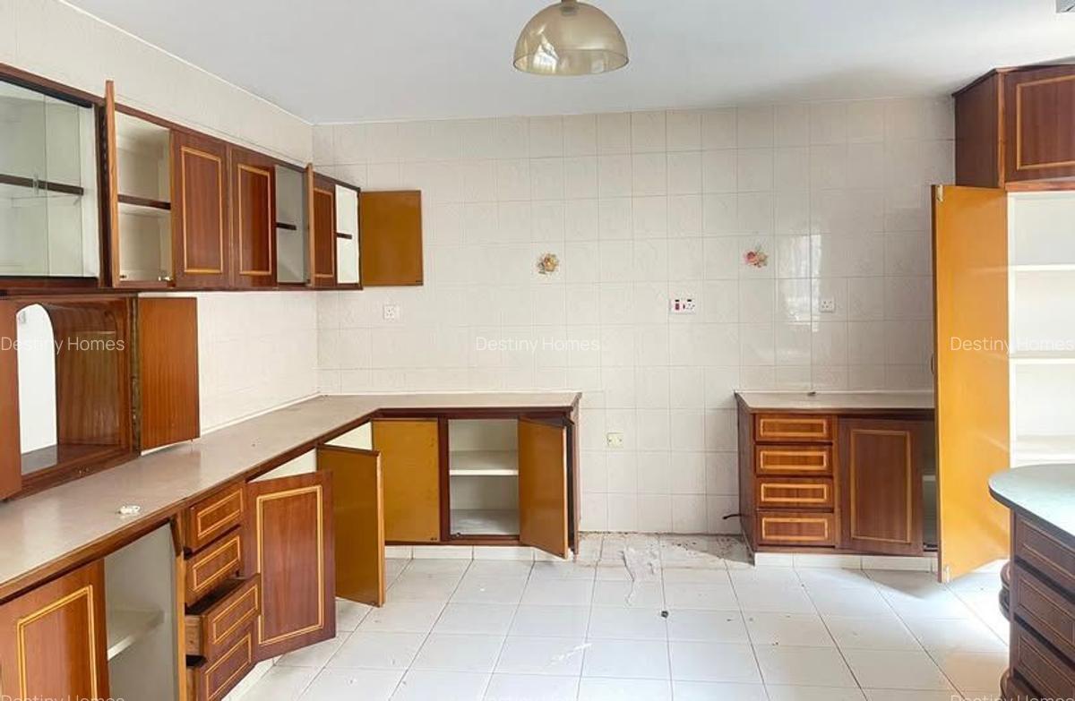 4 Bed Townhouse with En Suite in Lavington - 10