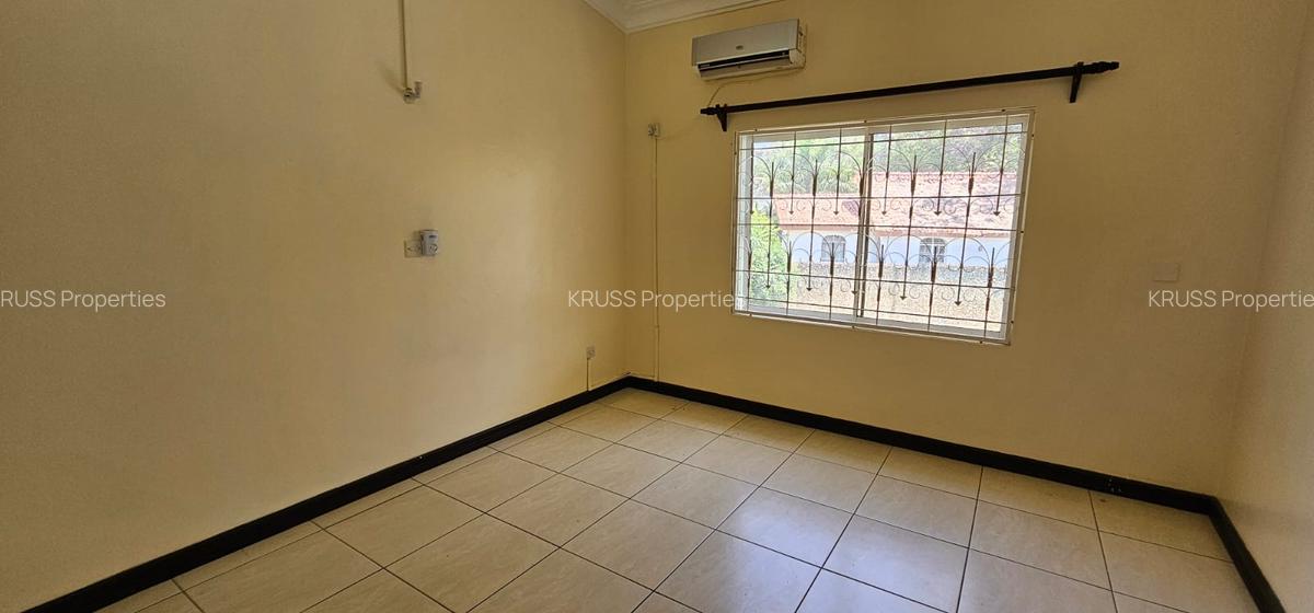 4 Bed House with En Suite at Hr93 - 8