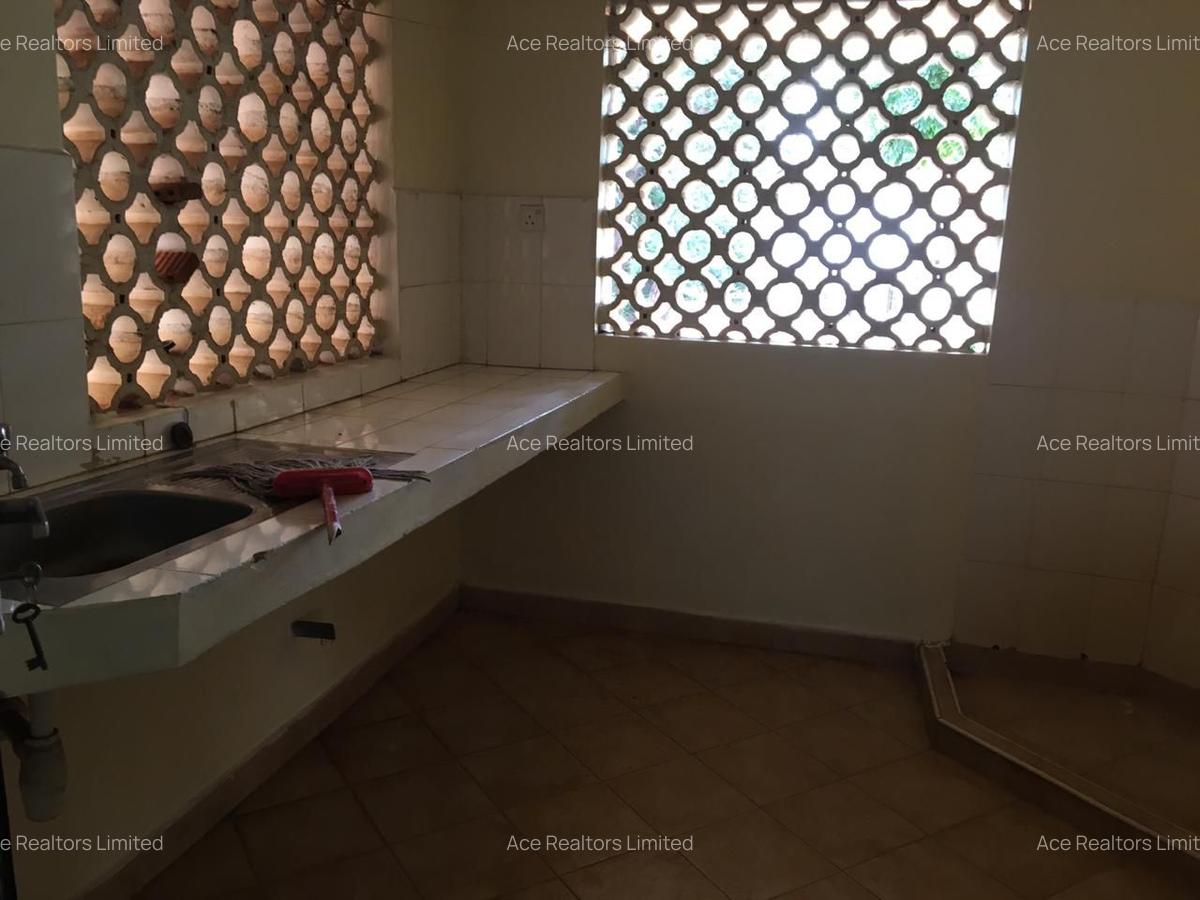 3 Bed Apartment with En Suite at Lantana Road - 5