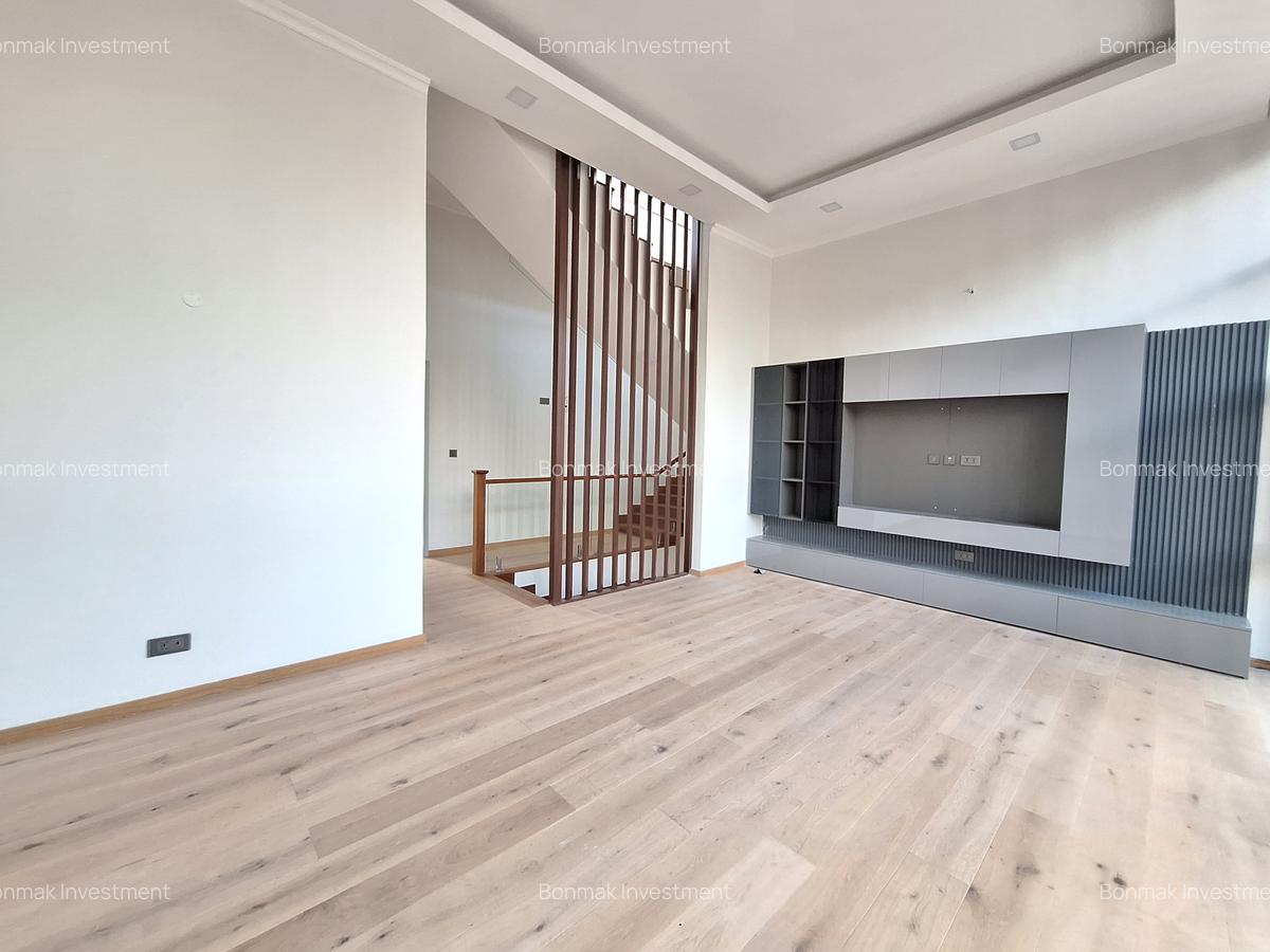 5 Bed Townhouse with En Suite at The Heart Of Lavington. - 7