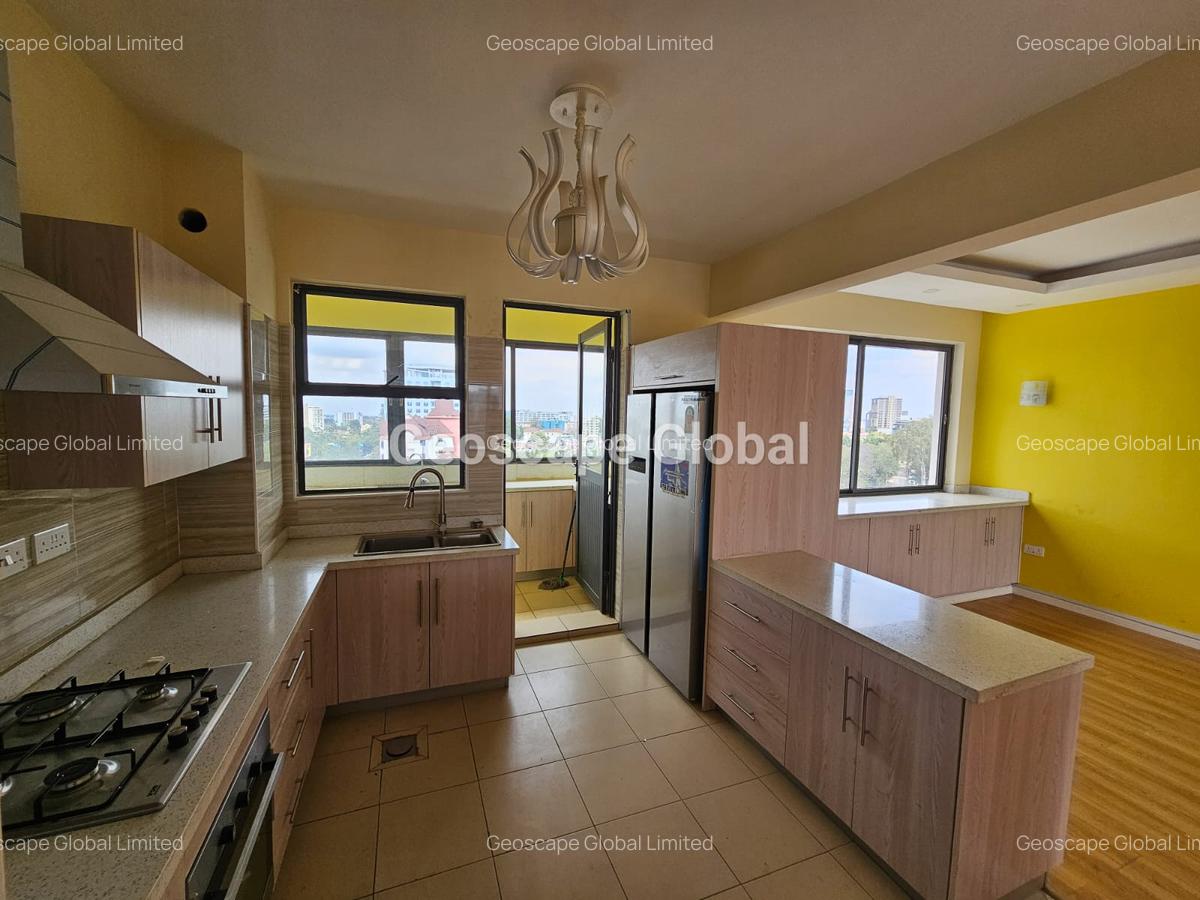 3 Bed Apartment with En Suite in Brookside - 5