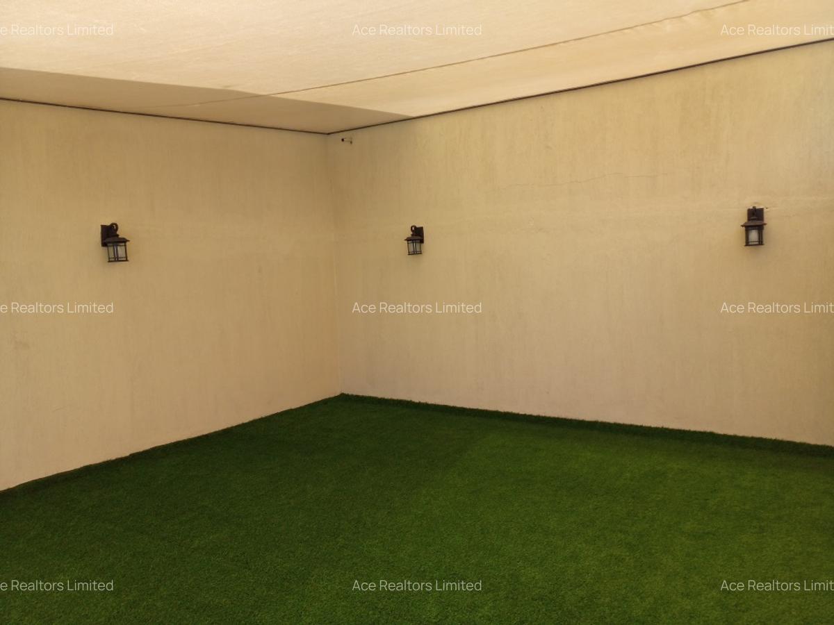 3 Bed Apartment with En Suite at Dennis Prit - 13