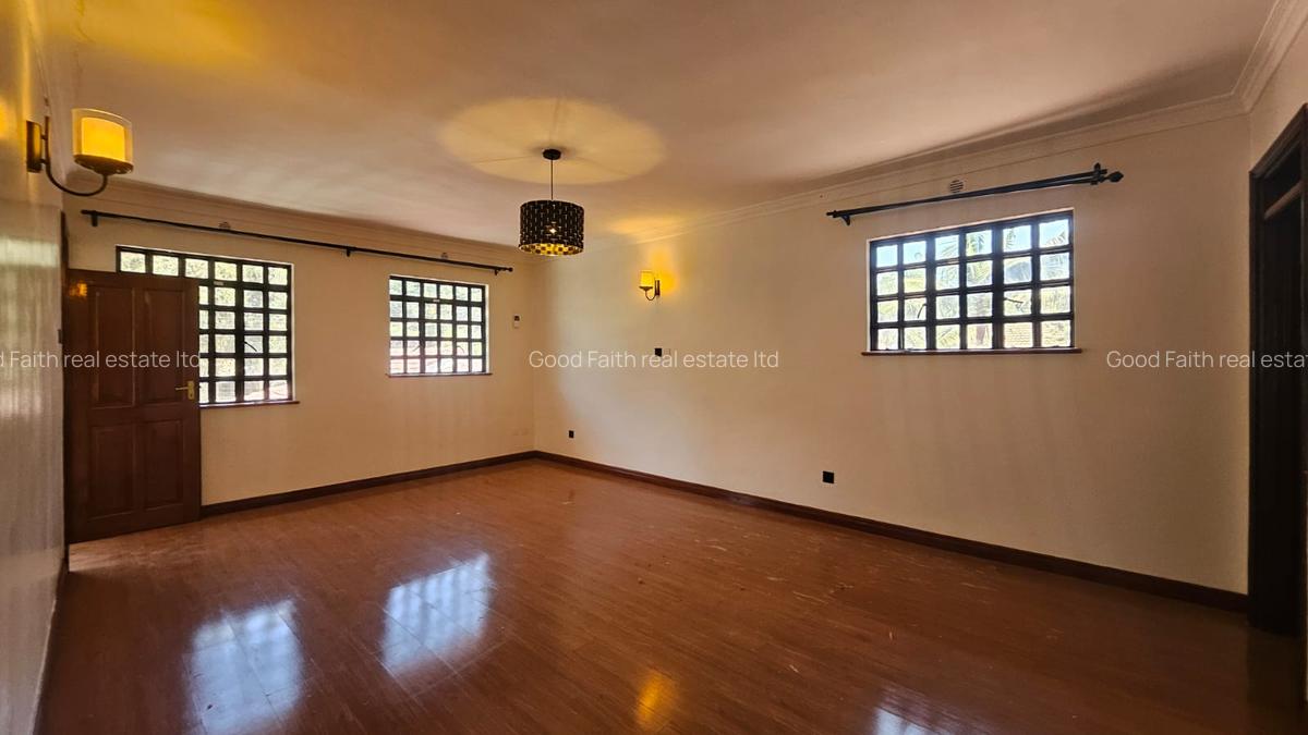 4 Bed House with En Suite in Lavington - 13