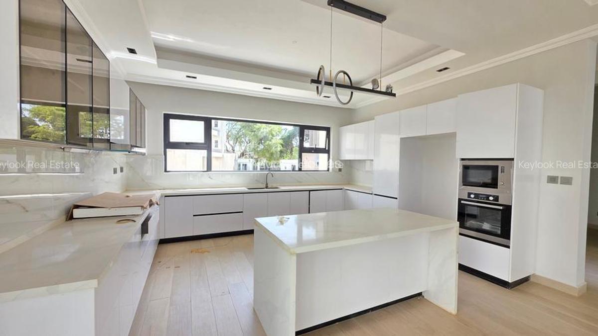 5 Bed Townhouse with En Suite at Lavington Green - 2