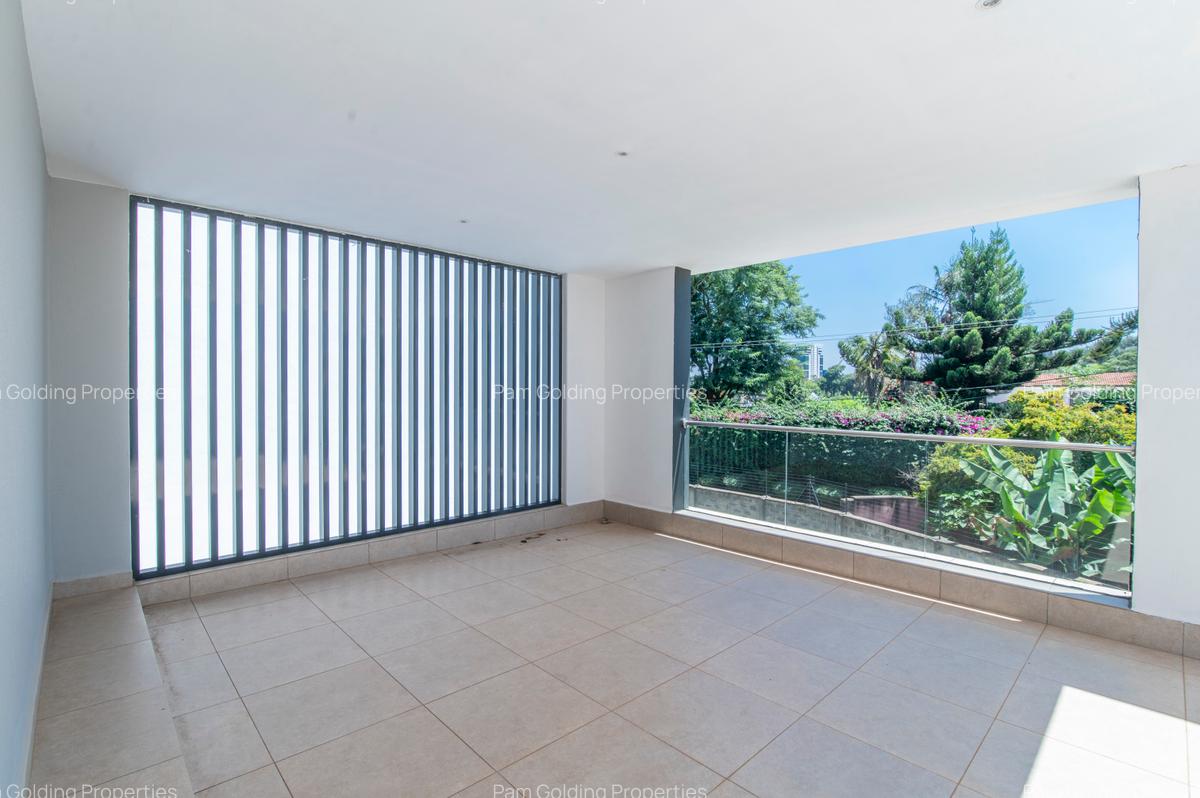 5 Bed Townhouse with En Suite at Westlands - 19