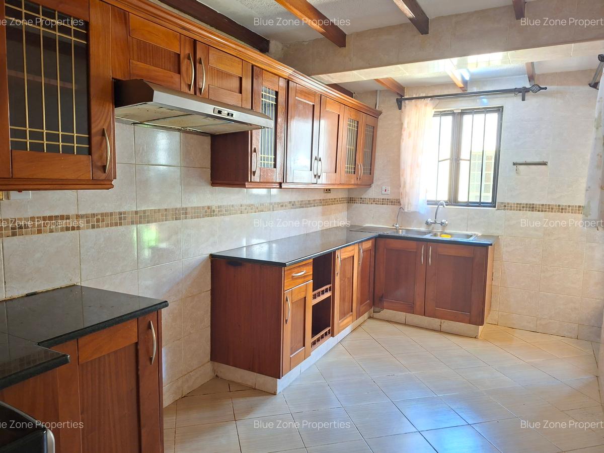 4 Bed Townhouse with En Suite at Close To Un - 12