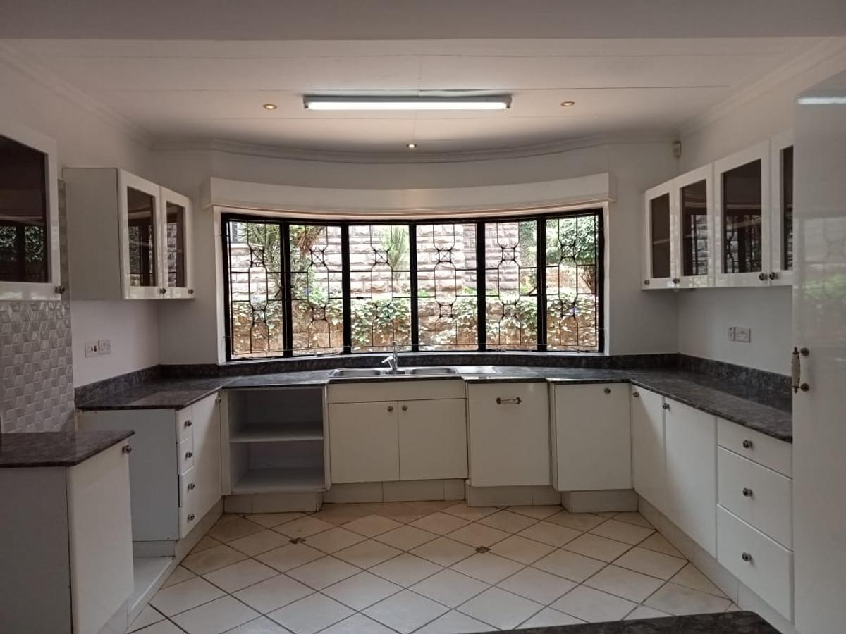 4 Bed House with En Suite in Rosslyn - 18