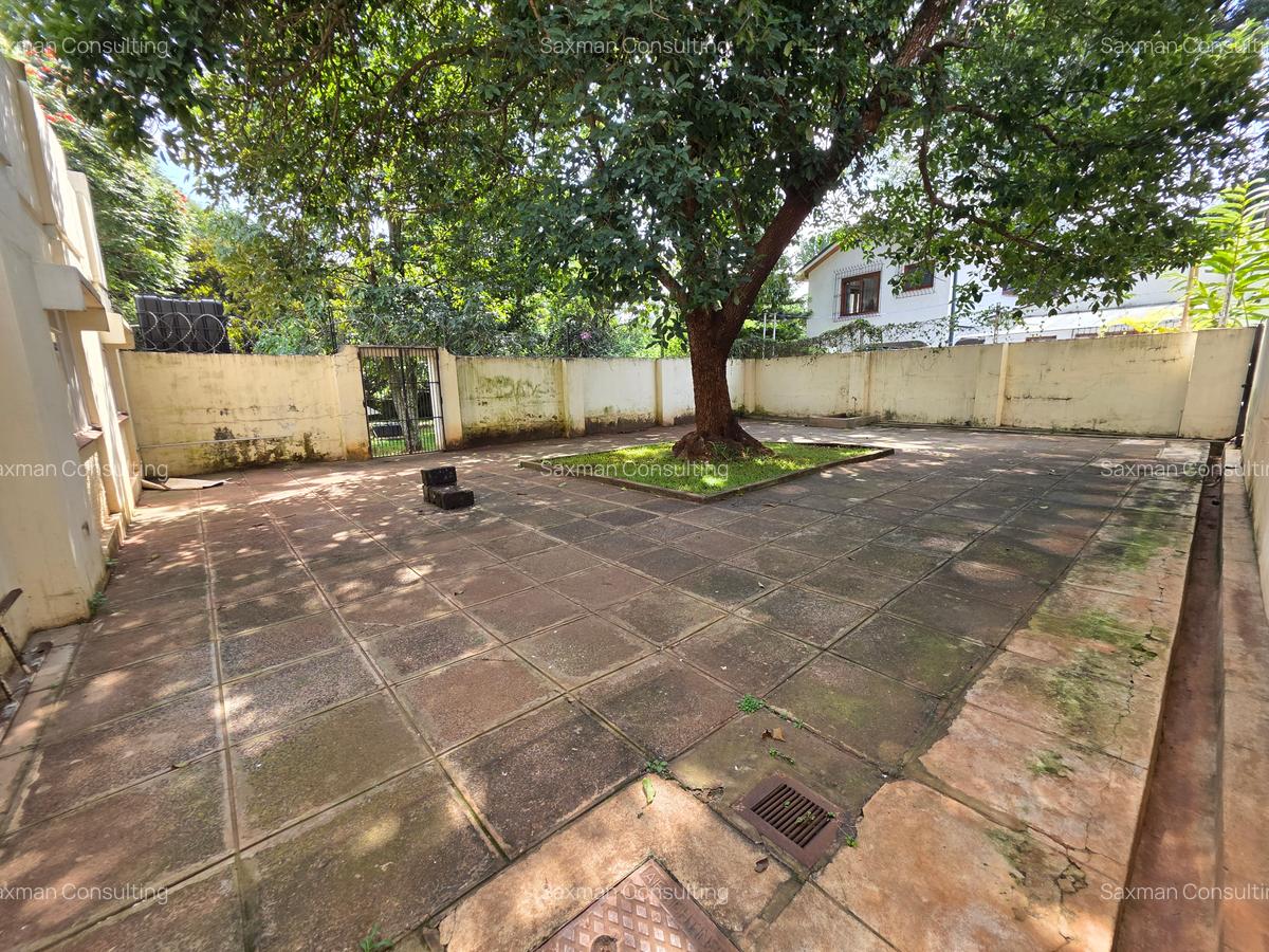 6 Bed House with Staff Quarters in Lake View - 10