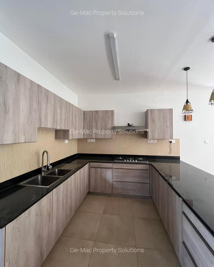 5 Bed House with En Suite in Lavington - 5