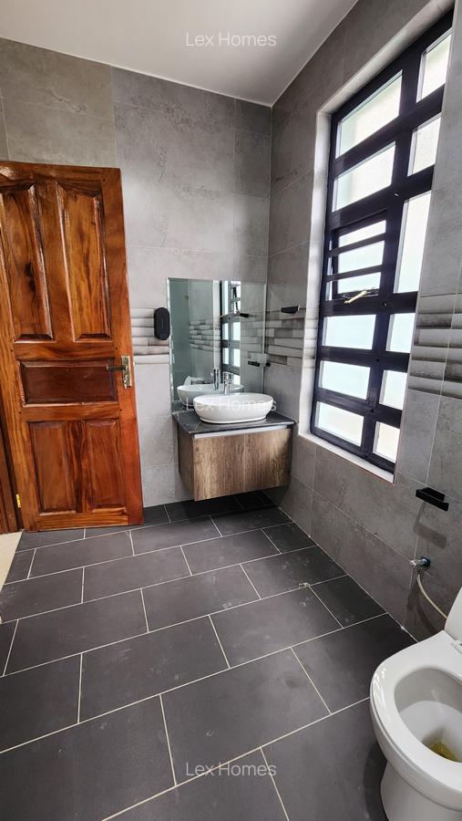 4 Bed House with En Suite at - 14