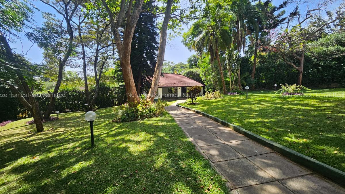 5 Bed House with En Suite in Runda - 17