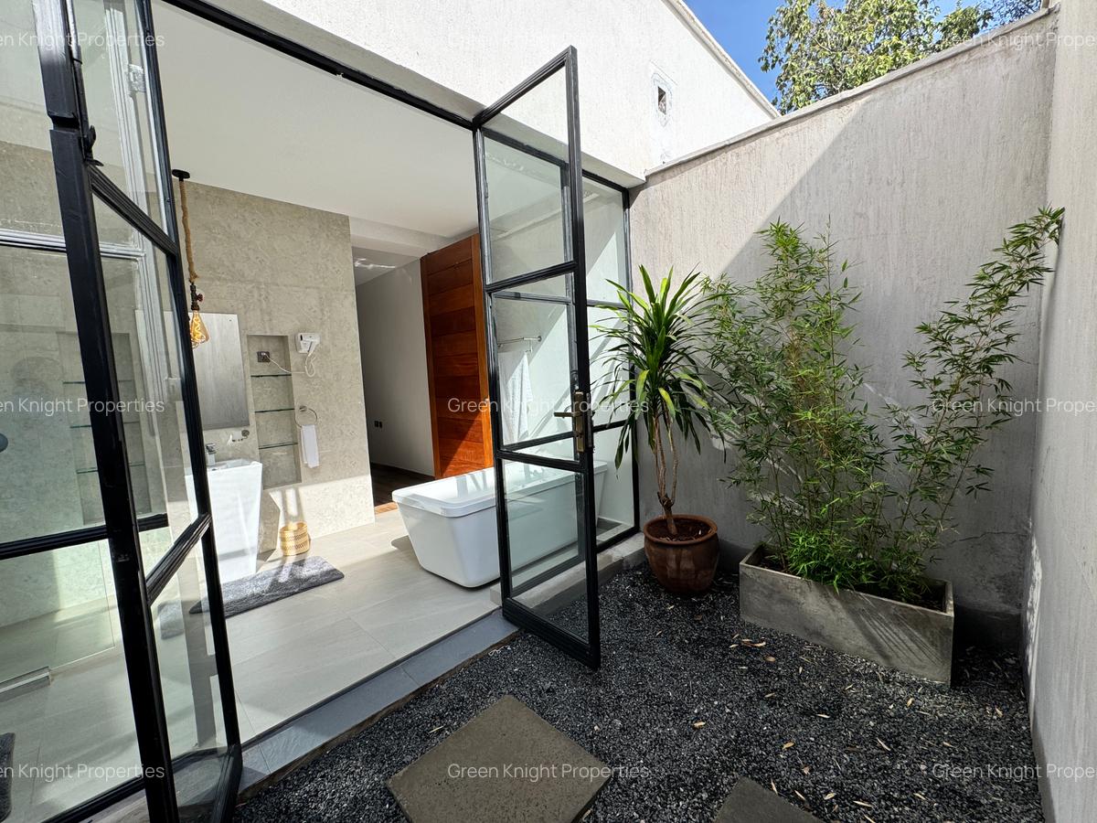 3 Bed House with En Suite in Karen Hardy - 1