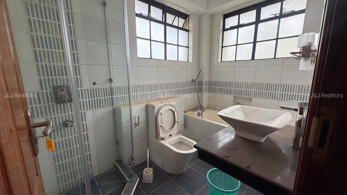 5 Bed Townhouse with En Suite in Lavington - 19