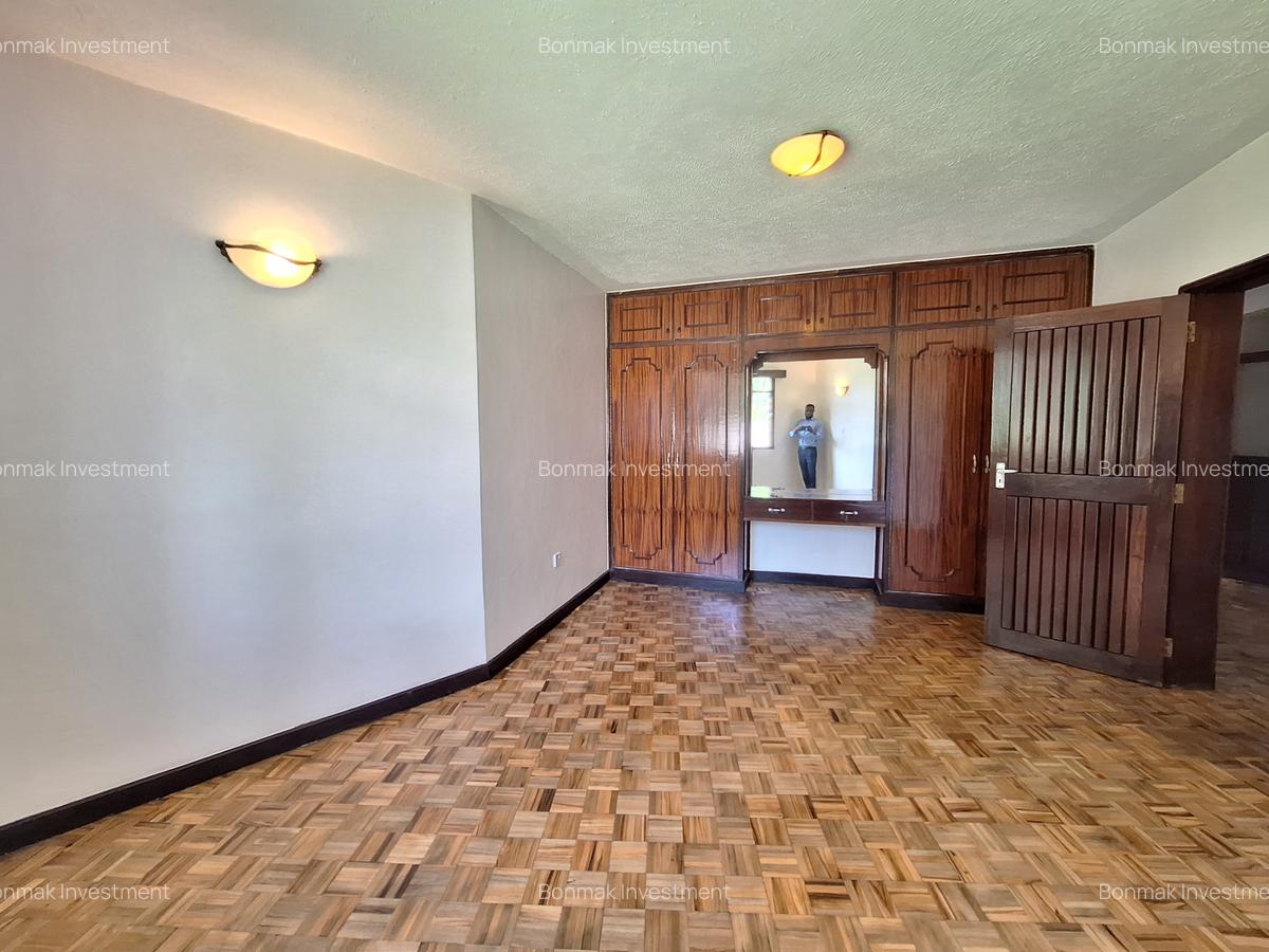 5 Bed House with En Suite at Whispers Avenue - 17