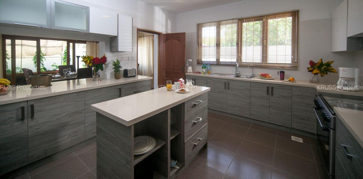 4 Bed Villa with En Suite at Hs2028 - 9