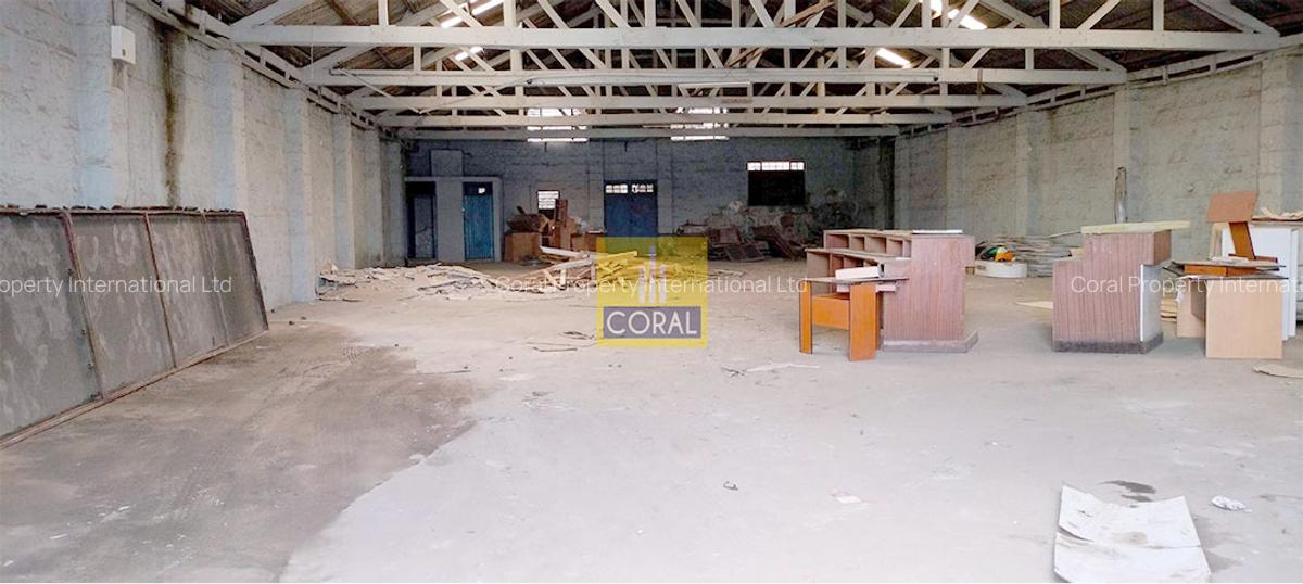 5,000 ft² Warehouse in Industrial Area - 1