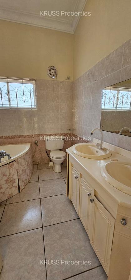 4 Bed House with En Suite at Hr93 - 15