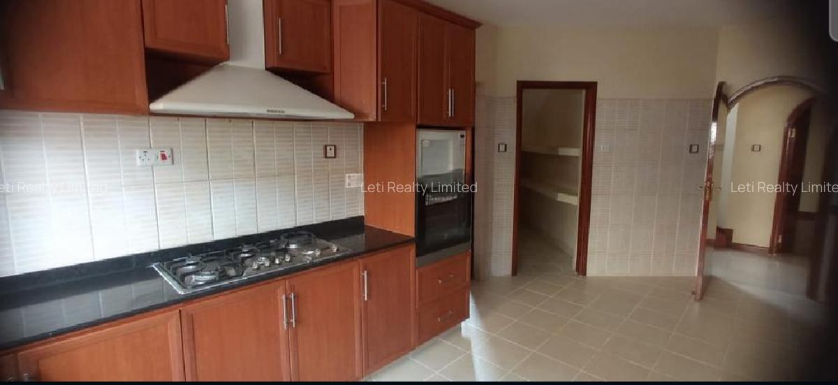 5 Bed Townhouse with En Suite in Lavington - 3